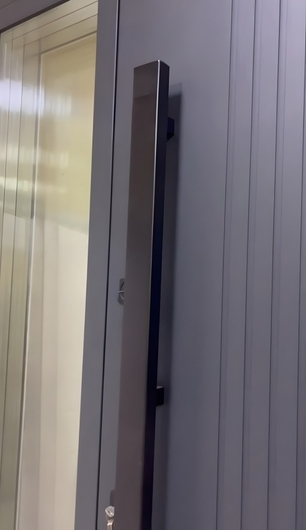 Входная термодверь с остекленной боковой вставкой, бугельной ручкой и серыми панелями МДФ антрацит