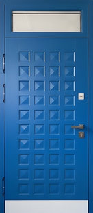 Входная термодверь с остекленной фрамугой, отбойником и синими панелями МДФ