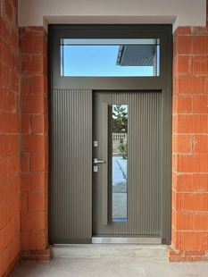 Установленная дверь